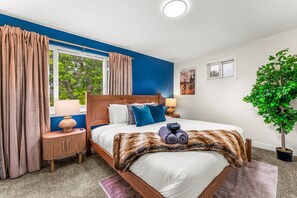 5 habitaciones, escritorio y tabla de planchar con plancha 