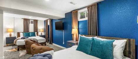 5 slaapkamers, een bureau, een strijkplank/strijkijzer, reisbedje