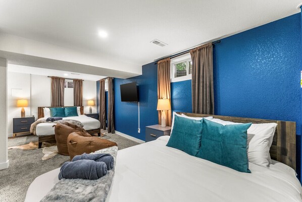 5 bedrooms, desk, iron/ironing board, travel cot