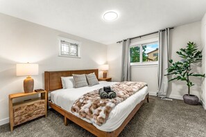 5 Schlafzimmer, Schreibtisch, Bügeleisen/Bügelbrett, Reisekinderbett