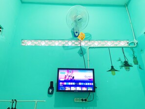 Standard Single Room | Television - Bronk House 2 Tamsis (Yogyakarta)