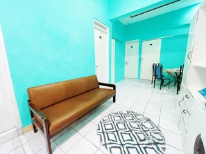 42-inch LED TV with digital channels, fireplace - Bronk House 2 Tamsis (Yogyakarta)