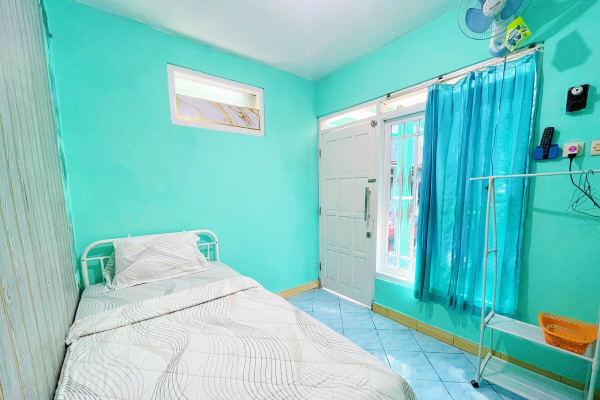 Kamar Single Standar | Meja kerja, ruang kerja ramah laptop, dan Wi-Fi gratis