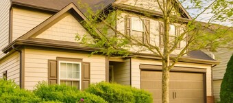 Luxe 4 Bed Retreat: Sleeps 8 & Mins Lake Lanier