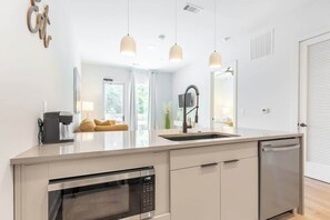 Réfrigérateur, micro-ondes, four, plaque de cuisson