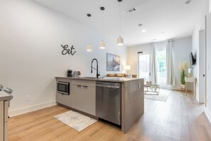 Køleskab, mikrobølgeovn, ovn, kogeplade
