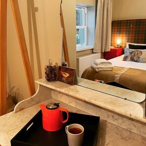 1 bedroom, iron/ironing board, WiFi, bed sheets - Charming 1-bedroom cottage - the perfect couples escape! (Mossdale, Castle Douglas)