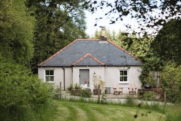 Exterior - Charming 1-bedroom cottage - the perfect couples escape! (Mossdale, Castle Douglas)