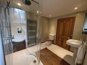 Een douche, een haardroger, handdoeken, zeep