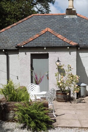 Terrace/patio - Charming 1-bedroom cottage - the perfect couples escape! (Mossdale, Castle Douglas)