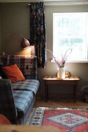 Living area - Charming 1-bedroom cottage - the perfect couples escape! (Mossdale, Castle Douglas)