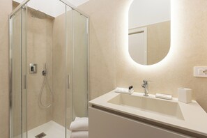 Dusche, Haartrockner, Bidet, Handtücher