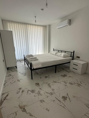 3 عدّة غرف نوم ومكواة/لوح كي وملاءات أسرّة