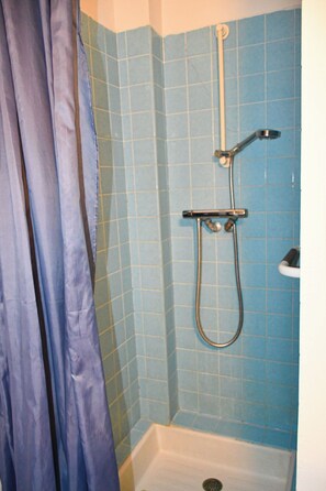 Serviettes fournies, papier toilette