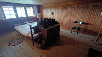 2 bedrooms, travel cot, bed sheets