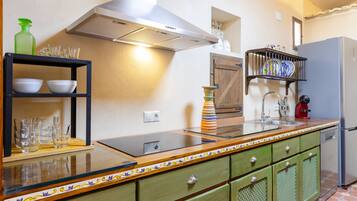 Microwave, dishwasher, coffee/tea maker, cookware/dishes/utensils