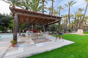 Outdoor pool - Historical Palms Villa by Fidalsa (Elche)