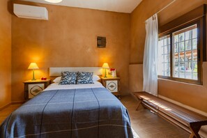 4 bedrooms, free cribs/infant beds, bed sheets - Historical Palms Villa by Fidalsa (Elche)