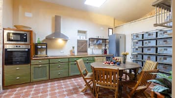 Microwave, dishwasher, coffee/tea maker, cookware/dishes/utensils