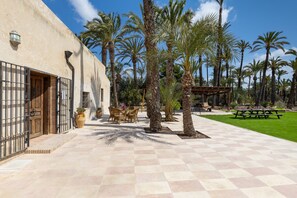 Outdoor dining - Historical Palms Villa by Fidalsa (Elche)
