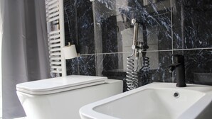 A modern bathroom with a toilet and a bidet. - La rosa dei Pepoli (Castiglione dei Pepoli)