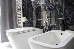 Douche, douche à « effet pluie », sèche-cheveux, bidet