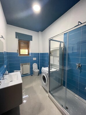 Dusche, Haartrockner, Bidet, Handtücher