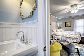 1 bedroom, desk, iron/ironing board, WiFi