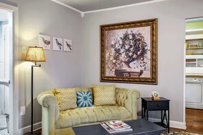 TV connectée, livres, espaces bureaux