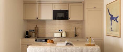 Frigorífico, microondas, lavavajillas y cafetera o tetera