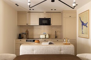 Fridge, microwave, dishwasher, coffee/tea maker - Élysée Collection VIII by onefinestay (Paris)