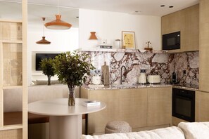 Microwave, dishwasher, coffee/tea maker, toaster