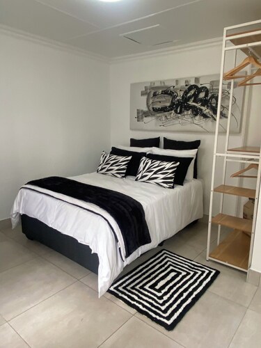 Sleep on 489 – Private En-Suite Room for Business, Appointments & Events Travel