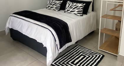 Sleep on 489 – Private En-Suite Room for Business, Appointments & Events Travel