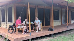 Tienda de campaña de lujo, balcón, vista al parque | Área de sala de estar