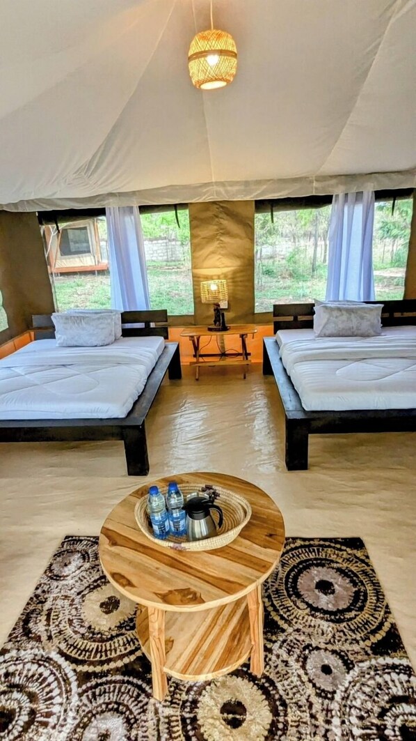 Minibar, desk, laptop workspace, free WiFi
