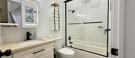 Secadora de cabello, toallas, jabón, papel de baño