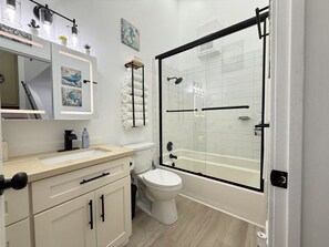 Secadora de cabello, toallas, jabón, papel de baño 