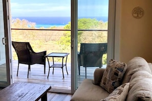 Smart TV, books, music library, stereo - Luxury Ocean View King Oasis w/Pool, Patio, & short walk to Beach (West Bay, Roatan)