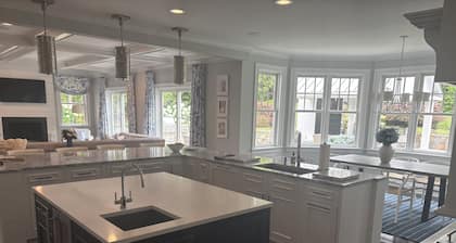 6-bedroom house with fitness room and pool in Westport