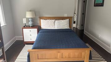Escritorio, tabla de planchar con plancha, wifi y ropa de cama