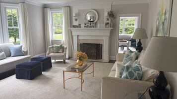 Älytelevisio, takka, pöytätennispöytä, kirjoja