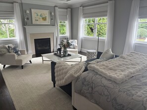 Desk, iron/ironing board, WiFi, bed sheets