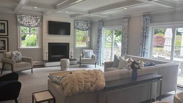 Smart TV, fireplace, ping pong, books