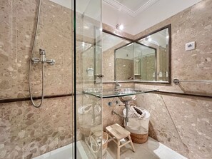 Een douche, een haardroger, handdoeken