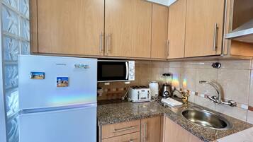 Jääkaappi, mikroaaltouuni, uuni, vedenkeitin