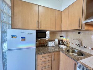 Fridge, microwave, oven, electric kettle - ALBUFEIRA TOWN APARTMENT WITH POOL by HOMING (Albufeira)