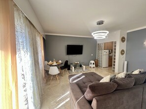 TV - ALBUFEIRA TOWN APARTMENT WITH POOL by HOMING (Albufeira)