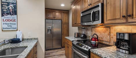 冷蔵庫、電子レンジ、オーブン、コンロ