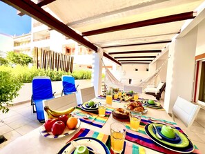 Outdoor dining - VILAMOURA GRAND TERRACE WITH POOL by HOMING (Vilamoura)